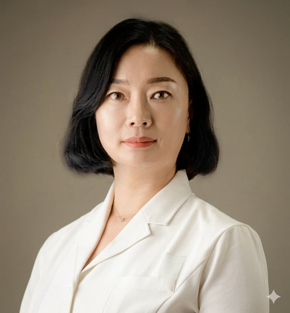흰 가운을 입은 강민영 원장 정면 사진